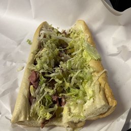 Small roast beef with mayo, lettuce and pickles Small roast beef with mayo, lettuce and pickles