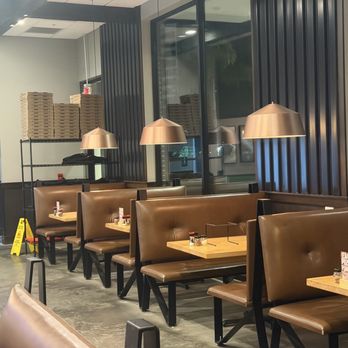 Flippers Pizza - Dinning room - Pizza Near Me - Orlando, Florida Flippers Pizza - Dinning room - Pizza Near Me - Orlando, Florida