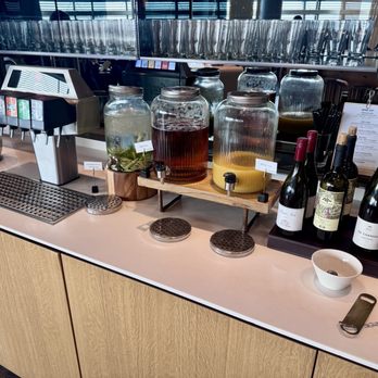 Lufthansa Business Lounge - Airport Lounges Near Me - Airside, XGL