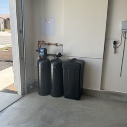 HHD WATER - Water softener, filter and salt bin.