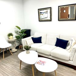 Knotts Out Massage - The waiting area when you enter the Be Hive Wellness collective.