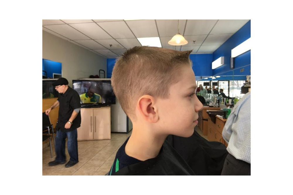 Royal Men's Hairstyling & Barber Shop Logo