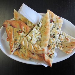 MorgenLand Falafel House - Echt handgemachte Pide mit Käse - gebacken im Steinofen