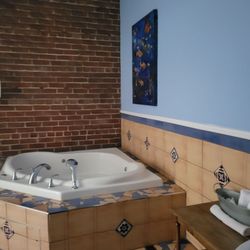 Bons Matins - Huge tub! And bathroom area