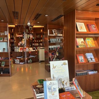 Bird’s Bookstore - Beautiful wood shelves and ceilings and winding walls - emulates the heart of a beautiful ship. - Bookstores Near Me - Dallas, Texas Bird’s Bookstore - Beautiful wood shelves and ceilings and winding walls - emulates the heart of a beautiful ship. - Bookstores Near Me - Dallas, Texas