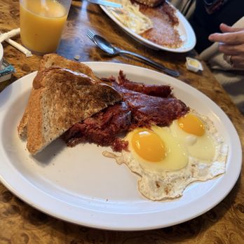City Diner - Corn beef hash breakfast with eggs and toast - Diners Near Me - West Palm Beach, Florida City Diner - Corn beef hash breakfast with eggs and toast - Diners Near Me - West Palm Beach, Florida
