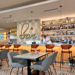 Sunshine Diner - Bar and dining area