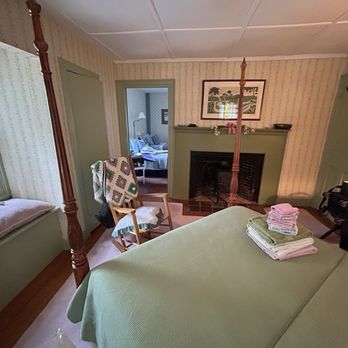 Mill Pond Inn - Pink suite - Bed & Breakfast Near Me - Nobleboro, Maine