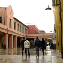 Outlet Città Sant'Angelo Village - Einkaufsstraße