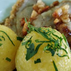 Gaststätte Maisinger Seehof - Schweinekrustenbraten mit Knödeln (die übrigens sehr gut schmecken)