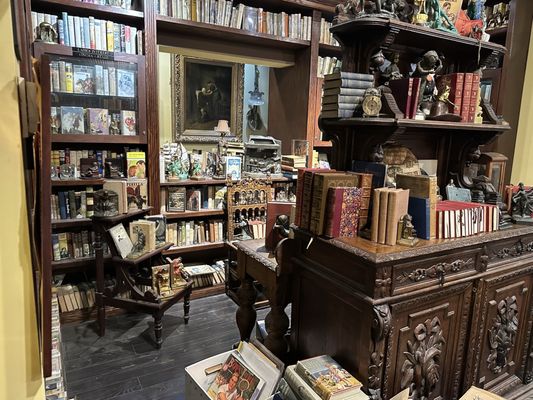 Pulp Fiction Coffee House/Robbie Rare Books by null