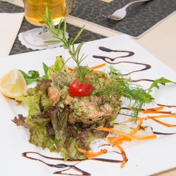 Rosmarin - Lachstartar mit Kräutern und Zitrone