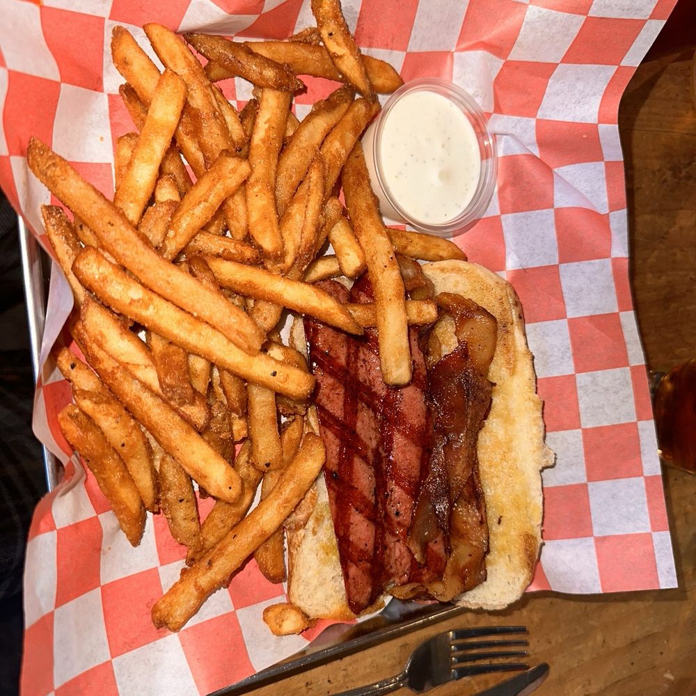 Old Courthouse Tavern - Hot Jazzy Junkyard Dog Basket - New American Near Me - Fayetteville, Georgia