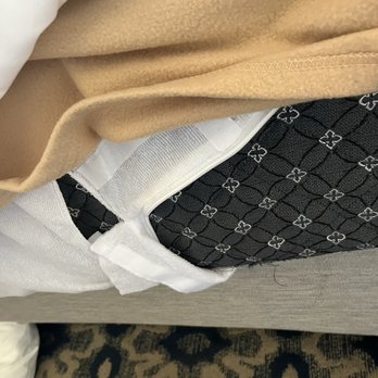 La Valencia Hotel - Mattress in room with likely bedbugs - Hotels Near Me - La Jolla, California La Valencia Hotel - Mattress in room with likely bedbugs - Hotels Near Me - La Jolla, California