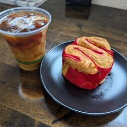 Cafe Noir - Raspberry croissant