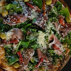 De Local - Pizza with ham, arugula, and serranos.
