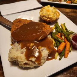 Schnitzel with gravy, vegetables (carrots, green beans), mashed potatoes, biscuit, jam Schnitzel with gravy, vegetables (carrots, green beans), mashed potatoes, biscuit, jam