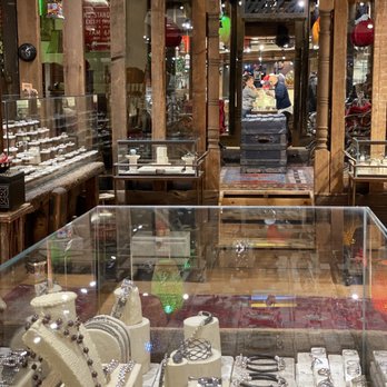 Versani - Jewelry store. Really well laid out and accessible - Jewelry Near Me - New York, New York