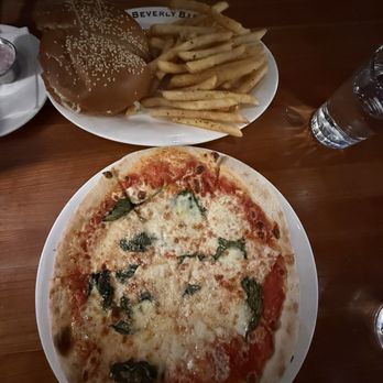 Beverly Bar - Margherita Pizza Beverly Burger Dine LA - Wine Bars Near Me - Beverly Hills, California
