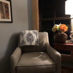Roanoke Boutique Hotel - Peony seating