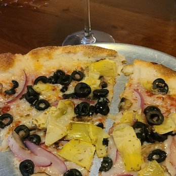 Pizza Bros - Veggie vegan cheese , house Redwine - Pizza Near Me - Chattanooga, Tennessee
