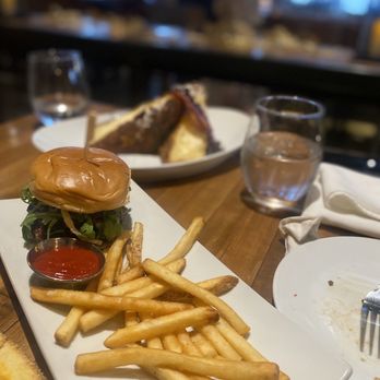 Jacksons Landing - Landing Burger - Canadian (New) Near Me - Burlington, Ontario