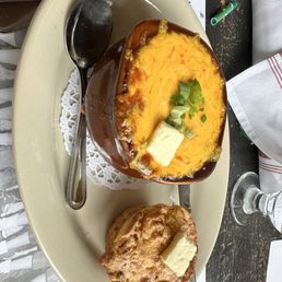 Chilli with corn bread