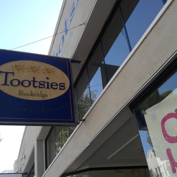 Tootsies - Sign outside - Shoe Stores Near Me - Oakland, California