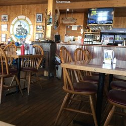 G&G Kitchen and Tap - Simple wood cabin feel
