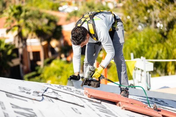Am-Con General and Roofing Contractors Logo