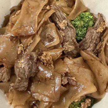 Gindi Thai - Sirloin Pad See-Ew - Sushi Bars Near Me - Burbank, California Gindi Thai - Sirloin Pad See-Ew - Sushi Bars Near Me - Burbank, California