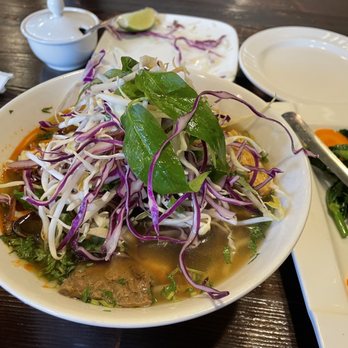 Huong Sen - You know that vegetable plate they always bring you? It goes into the soup like this. - Vietnamese Near Me - Houston, Texas