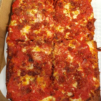 Quattro Goomba's Winery - Pepperoni pizza - Wineries Near Me - Aldie, Virginia