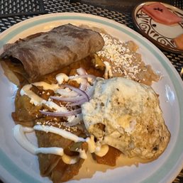 Chilaquiles rojos con cecina y huevo Chilaquiles rojos con cecina y huevo