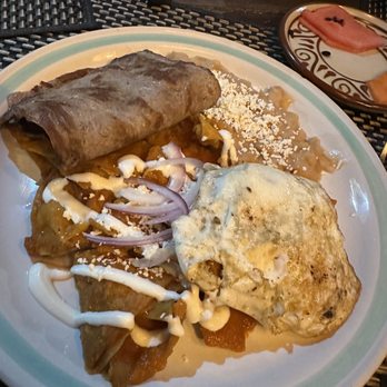 La Guarecita San Agustin - Chilaquiles rojos con cecina y huevo - Mexican Near Me - Morelia, MIC La Guarecita San Agustin - Chilaquiles rojos con cecina y huevo - Mexican Near Me - Morelia, MIC