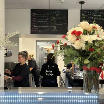 Ilic Cafe - Counter and staff - Coffee & Tea Near Me - Akron, Ohio