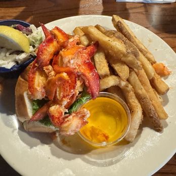 Boston Sail Loft - Warm New England Lobster Roll - Bars Near Me - Boston, Massachusetts
