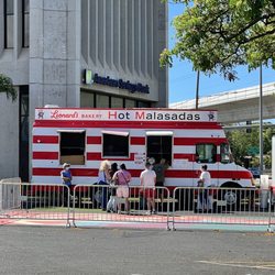 Leonard's Pearlridge Malasada Mobile - The parking lot