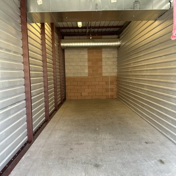 Mile High Hub LV - I "broom cleaned" the storage unit after recovering many items left behind by the movers without saying anything. - Movers Near Me - Las Vegas, Nevada Mile High Hub LV - I "broom cleaned" the storage unit after recovering many items left behind by the movers without saying anything. - Movers Near Me - Las Vegas, Nevada