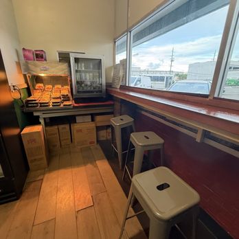 Papa's Deli - Seating and hot breakfast ready to go - Breakfast & Brunch Near Me - Honolulu, Hawaii