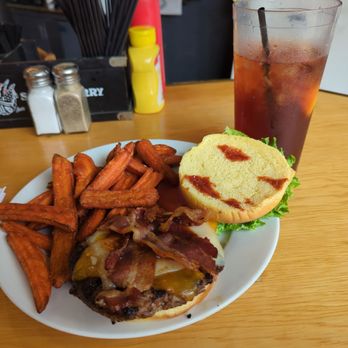 Universal Joint - Smokehouse burger - New American Near Me - Chattanooga, Tennessee