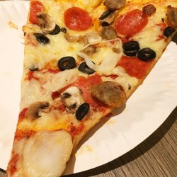 Paisano's Pizzeria - スライスHK$45
