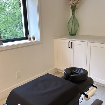 Vida Holistic Health - Prenatal pillow. Our pregnant mamas favorite part of the visit! - Chiropractors Near Me - Calabasas, California Vida Holistic Health - Prenatal pillow. Our pregnant mamas favorite part of the visit! - Chiropractors Near Me - Calabasas, California