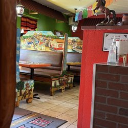 El Tapatio - Restaurant seating
