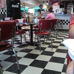 Papa J's Pizzeria & Diner - Old time decor, fresh food
