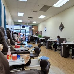 Top Nails Salon - Evenings are not too busy at all! Not even a 5 minute wait to get a well needed pedicure.