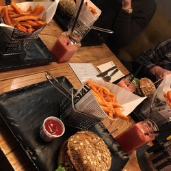 Leo's Juice & Burger - Chili Cheese Burger mit Süßkartoffelpommes und Ketchup dazu einen Beerensmoothie. Hervorragend. :)