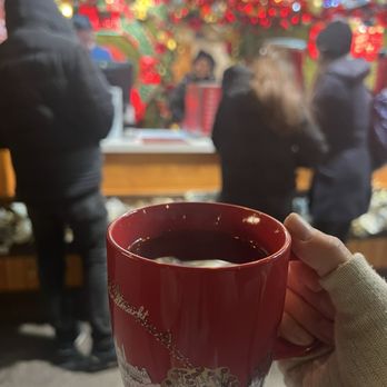 Christkindlmarkt Rathausplatz - Cute cups that can be kept or returned for $5 - Christmas Markets Near Me - Vienna, 9