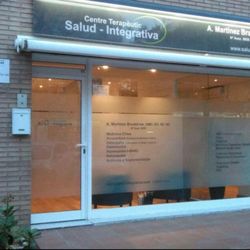 Salud-Integrativa - clínica de fachada.  con opción de tratamiento escrito en la ventana.