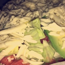 Todo Empanadas - Una deliciosa ensalda con una abundante racion de queso